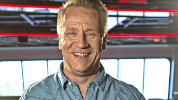 Vau, ensimmäinen yhteiskuva: Olli Lindholm hempeili kiekkopelissä rakkaansa kanssa! Olli Lindholm tähdittää keväällä Vain elämää -ohjelmaa.