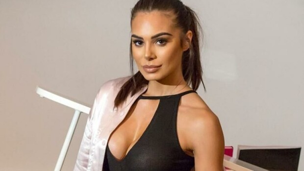 Huh, mikä seksipommi: Sofia Belórf houkuttelee uusia asiakkaita yläosattomissa! Sofia Ruusila-Nousiainen poseeraa Seiskalle