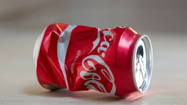 Coca-Colasta riippuvaisen koiran hampaat jouduttiin poistamaan! Koira oli riippuvainen Coca Colasta.