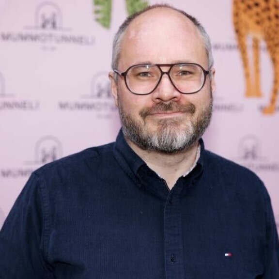 Tuomas Enbuske avautuu parisuhdetilanteestaan: 'Ei koskaan enää avoliittoa' Tuomas E