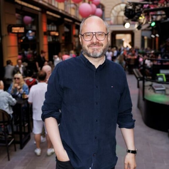 Tuomas Enbuske avautuu parisuhdetilanteestaan: 'Ei koskaan enää avoliittoa' tuomas enbuske