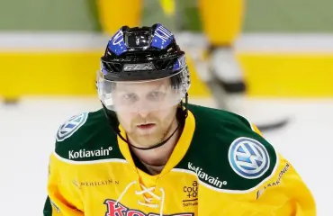 Ilves-ratkaisijan rakas on kuuma missikaunotar: Kannustaa kultaansa pelipaidassa!