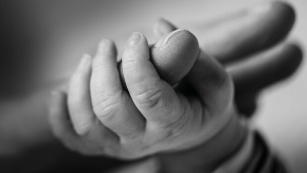 Esikoisensa 72-vuotiaana synnyttänyt: Kehoni ei kestä, tämä on ollut liian raskasta! Nainen synnytti esikoisensa 72-vuotiaana.