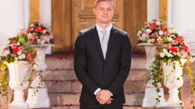 Näin monta ruusua Suomen Bachelor voisi vuosituloillaan ostaa! Tuomas Sahimaa promokuva