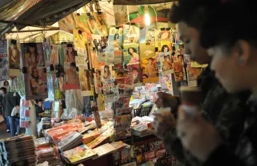 Porno tappoi miehen - kuuden tonnin lehtipinot jyräsivät omistajansa!