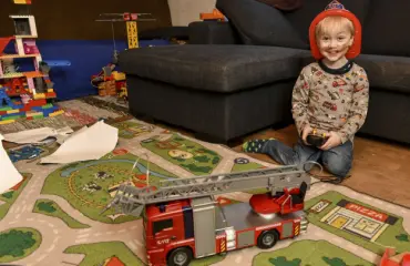 Tämä vaara vaanii kotona: nappiparisto tuhosi 4-vuotiaan Mio-pojan terveyden - jatkuvia leikkauksia!