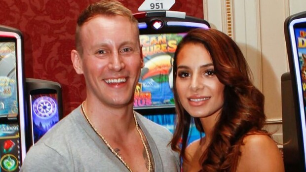 Näin jäätävästi Sofia Belórf torjui Niko Nousiaisen: paparazzi ikuisti aviokriisin! Niko nousiainen ja Sofia ruusila Casinolla.