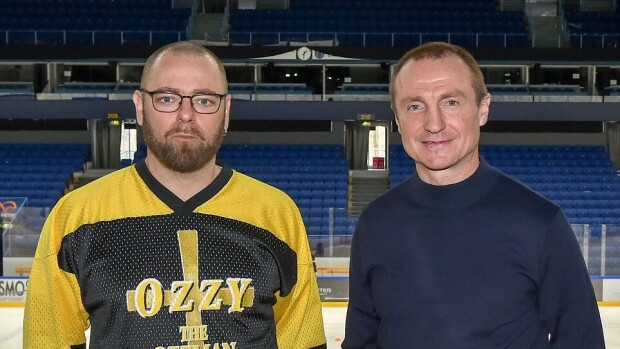 Kiekkolegenda Jere Lehtinen fanittaa MM-95-leffan ohjaajaa: Häjyt on yksi suosikeistani! Aleksi Mäkelä ohjaa MM-95-elokuvan, Jere Lehtinen toimii taustajoukoissa.