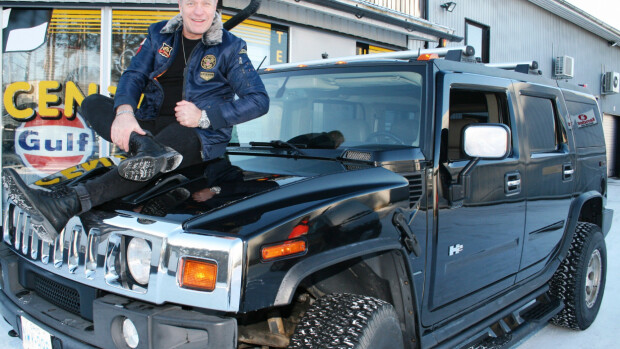 Tauski hommasi oikean maanteiden hirviön: Mimmit käyvät kuumana, Ferrari jää taustapeiliin! Tauski ja Tauskin Hummer H2-menopeli.