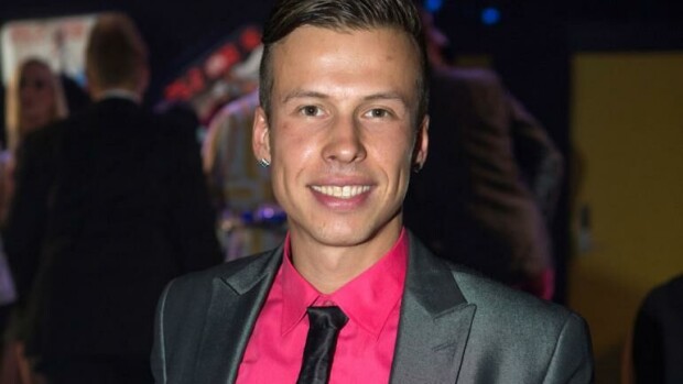 OMG, vagina-Antti mallihommissa naisen haarovälissä – katso! Antti Kurhinen poseeraa Seiskalle