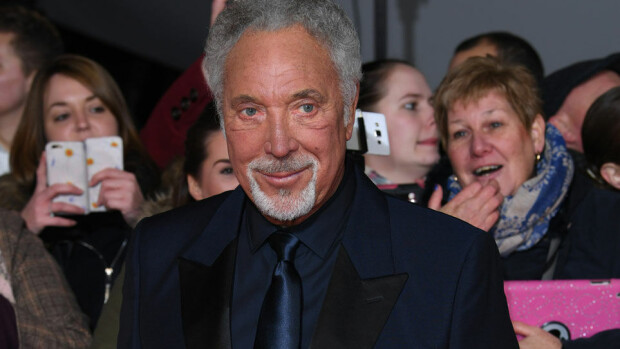 Vaimon kuolemasta alle vuosi - Tom Jones löysi julkkisrakkaan! Tom Jones
