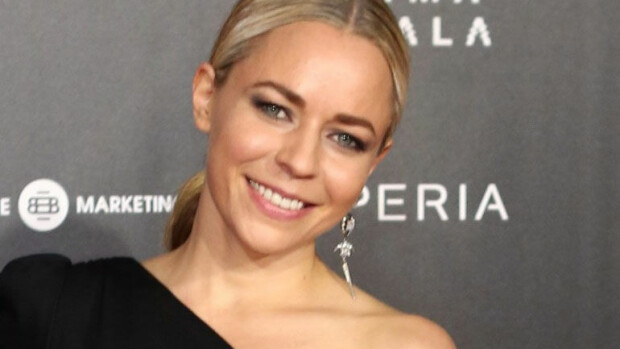 Paula Vesala oli Emma-gaalan palkintorohmu! Paula Vesala poseeraa Emma-gaalassa