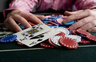 Mies ryösti pankin voidakseen jatkaa blackjack-peliään!