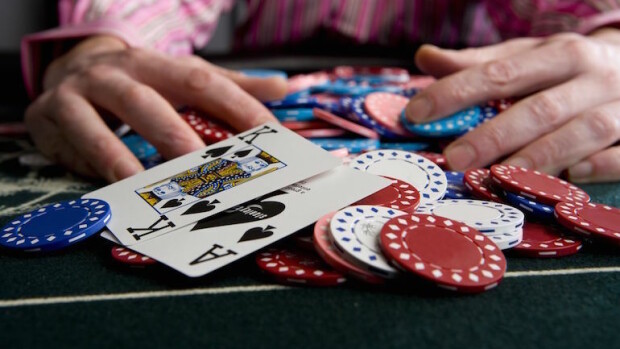Mies ryösti pankin voidakseen jatkaa blackjack-peliään! Mies ryösti pankin voidakseen jatkaa blackjack-peliään.