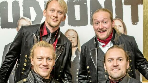Duudsonit-Jarno julkaisi teinikuvan 20 vuoden takaa: Kiitos hiustenleikkuusta, HP! Duudsonit kiirjansa lanseeraustilaisuudessa.