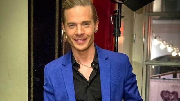 Sauli Koskinen lomalla Jenkeissä: suuntasi Disneylandiin Adam Lambertin kanssa - kuva! Sauli Koskinen poseeraa Seiskalle