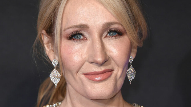 Harry Potter -fanit hoi: uusi salaisuus paljastetaan ensi perjantaina – katso maistiaiset! J.K Rowling punaisella matolla