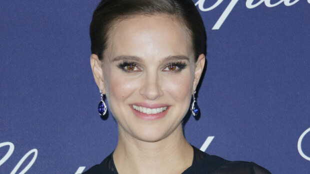 Trumpia vastustavat julkkisnaiset innostuivat feministipaidasta -kuvat! Natalie Portman poseeraa Palm Springsin elokuvagaalassa marraskuussa 2016.