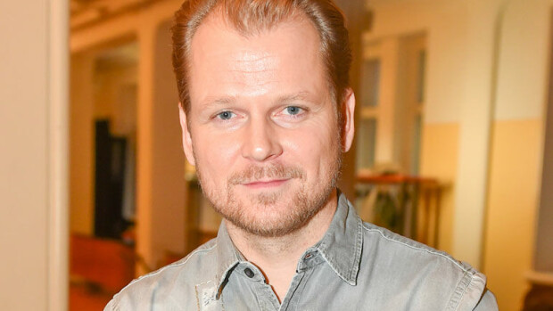 Syke-Antti Luusuaniemi: Rentoudun kauhan varressa! Antti Luusuaniemi poseeraa Kansallisteatterissa tammikuussa 2017
