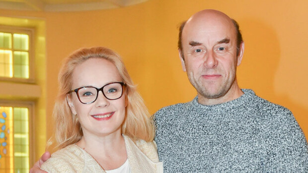 Näyttelijäpari Risto Kaskilahden ja Sari Puumalaisen haaste: Esitämme ex-rakastavaisia! Sari Puumalainen ja Risto Kaskilahti poseeraavat Kansallisteatterissa.