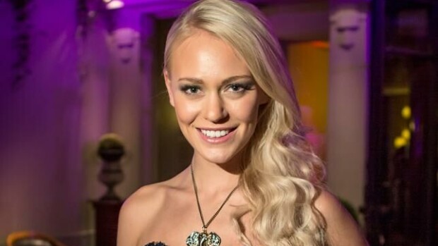 Krista Haapalainen saunomassa kulttirokkarin kanssa: Pyyhe liehui ilmassa! Krista Haapalainen poseeraa Seiskalle.