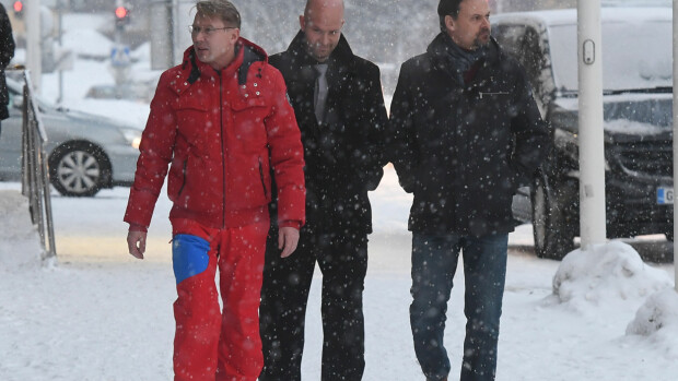 Nyt on rento sulhanen: Häkkinen tallusteli toppapuvussa Rovaniemen kävelykadulla! Mika Häkkinen menee naimisiin Rovaniemellä