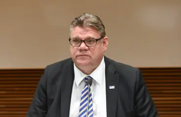 Näin Timo Soini rentoutuu altaalla: tsekkaa kaikki lomakuvat! 