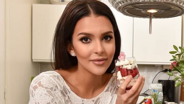 Jestas, mitkä rinnat, Sara Chafak - muhkea kuva! sara chafak kokkaa