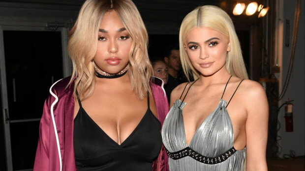 Kylien, 19, bestis on tulikuuma 18-vuotias alusvaatemalli - duon lomakuvissa pakarat pääosassa Jordyn Woods ja Kylie Jenner ovat bestikset eli parhaat ystävykset.