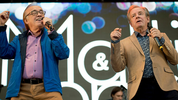 Koko kansa nauraa: Matti ja Teppo vedettiin kölin ali - pilakuva vetää sanattomaksi! Matti ja Teppo esiintymässä kesällä 2016.