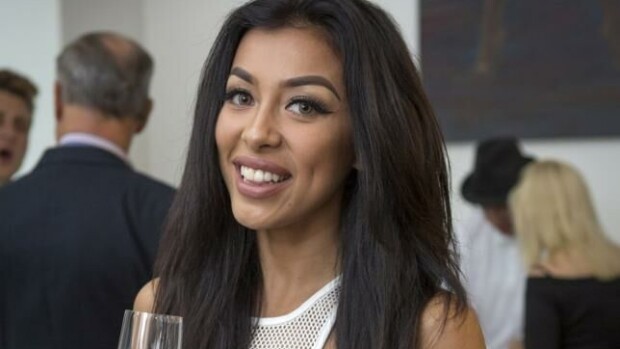 Tiina Jylhälle riitti: ampuu alas Cheyennen väitteet rintakatastrofista! Cheyenne Järvinen poseeraa Seiskalle juhlissa.