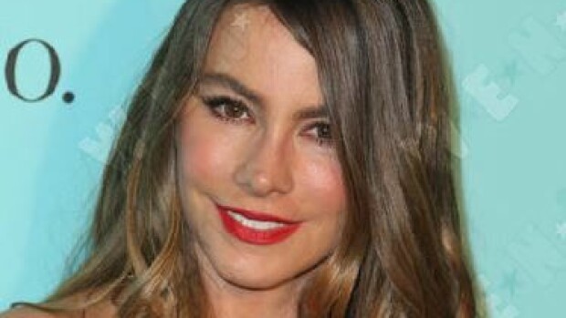 Sofia Vergara, 44, saa villasukat pyörimään jaloissa - hillittömät kurvit rantalomalla! Sofia Vergara poseeraa