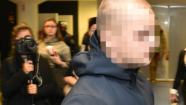 Asema-aukion potku katsottiin oikeudessa videolta – syyttäjä: Erittäin voimakas ja väkivaltainen Aseman-aukion kuolemantuottamuksesta syytetty Jesse Torniainen Jimi Karttunen