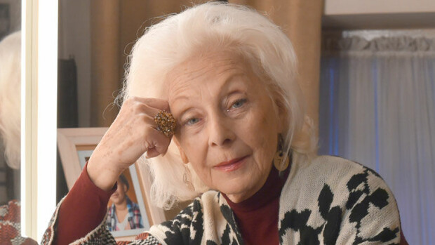 Näyttelijälegenda Seela Sella ojentaa: Lopettakaa pihtaaminen, naiset! Seela Sella poseeraa Suomen Kansallisteatterissa