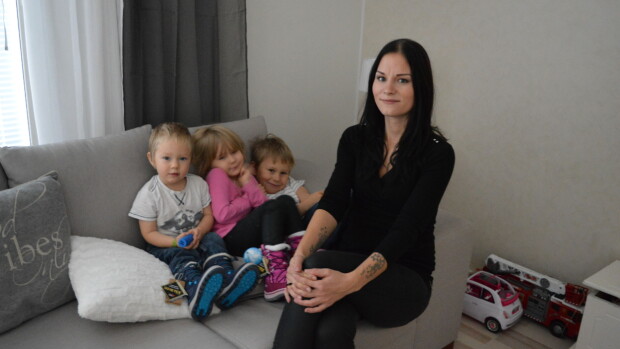 Seiska toi jouluiloa 25-vuotiaana leskeksi jääneelle kolmen lapsen äidille: Töihinmeno mahdotonta! laura vesa ja lapset