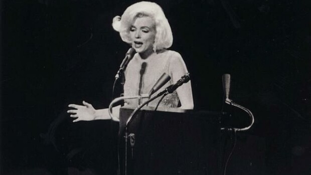 Marilyn Monroen muistiinpanot myytiin: oikeinkirjoitus hukassa! Marilyn Monroe laulaa Dear Mr. President -kappaletta.