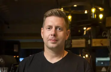 Radiojuontaja Jussi Ridanpää iski alusvaatekuvauksista tutun missin!