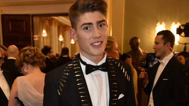 Robin himoitsi Linnan boolia - ensimmäinen kerta baarissa! Robin