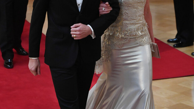 Suosikkilaulajan julkisuutta karttava vaimo tihkui glamouria Linnassa! Juha Tapio ja Raija-vaimo Linnassa