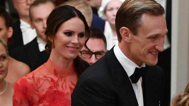 Vau, Sami Hyypiän Susanna-vaimo sädehti seksikkäässä pitsimekossa! Susanna ja Sami Hyypiä juhlivat Linnassa.