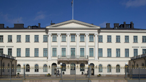 Taas draamaa Linnassa - kadetti poistettiin kesken kättelyn! Presidentinlinna