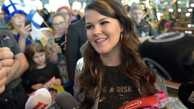 Saara Aalto yllätettiin lentokentällä: serkku nappasi hellään halaukseen – kuva! Saara Aalto