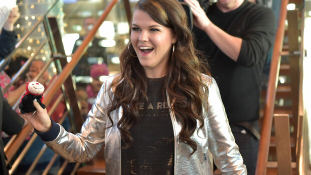 Saara Aalto aiheutti hysterian lentokentällä – tuotantoyhtiö pettyi suosionosoituksiin! Saara Aalto