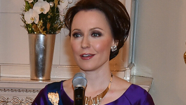 Jenni Haukio upeana Linnan juhlissa – tällainen puku hänellä on! Jenni Haukio