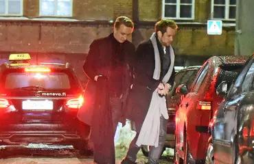 Waltteri Torikka yökylässä eduskunnan kuopuksen luona – paparazzikuvat!
