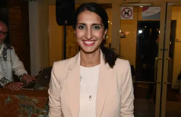 Nasima Razmyar juhlii itsenäisyyspäivää uniikeissa timanttikoruissa!