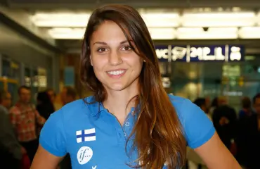 Pikajuoksija Nooralotta Neziri Linnaan huippusuunnittelijan luomuksessa ja 87 000 euron koruissa!