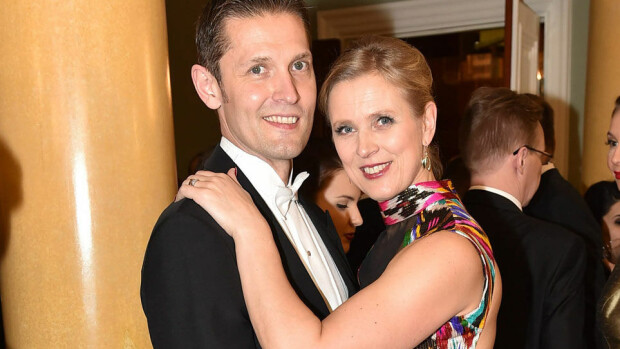 Sinuhe Wallinheimon vaimo Linnan juhliin yli 110 000 euron koruissa! Sinuhe ja Kaisa Wallinheimo