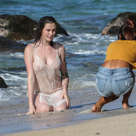 Alec Baldwinin tytär märässä mekossa – nännit näkyivät läpi!