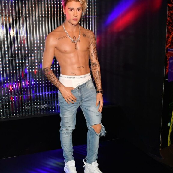 Justin Bieberistä uusi vahanukke: heruttaa Calvin Kleinin boksereissa!